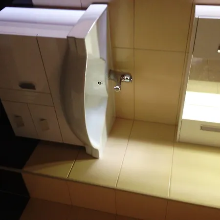 Bristol מלון דירות