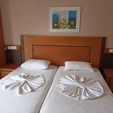 Bristol מלון דירות 2*